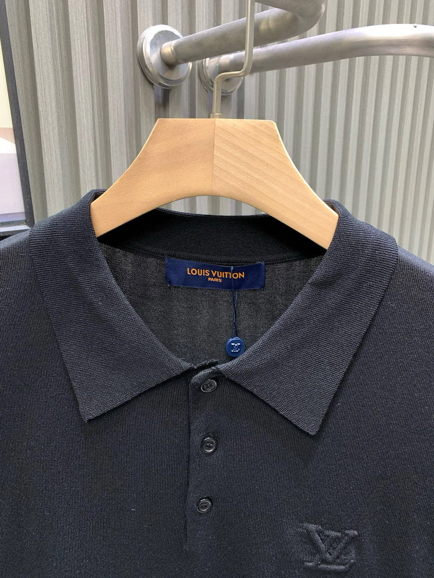 🅿️270 🀄️ Louis Vuitton LOUIS VUITTON polo collar embroidered logo short-sleeved polo shirt. Customized fine-needle 14-gauge woolen fabric. Comfortable and breathable. Stiff and stylish. The iconic logo embellishes the front. Sublimated by combining the logo sweater with the shirt. The three-dimensional silhouette optimizes body proportions. It has a slimming temperament. Fashionable and versatile. Uses embossed three-dimensional logo embroidery. Decorative technology that combines embossed and embroidery techniques. Increase the layering and three-dimensionality of the pattern. Three-dimensional seams are used. It uses a specific sewing method at the seams to make the clothes more three-dimensional and fit the body. The workmanship is cumbersome and complicated. The neckline and armpit sleeves are narrowed by a sewing machine. The edge is exposed and the jacquard effect is formed. The prominent pattern formed on the fabric through a specific weaving process adds visual effects and is neat and orderly.